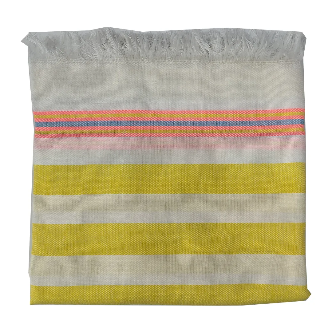 حوله حمامی دستباف یزدی با ابعاد 200 در 100 سانتی‌متر و ریشه‌های زیبا.