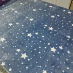 پتو ژله‌ای شب‌نما دو نفره با رنگ‌های تیره و طرح درخشان در تاریکی.